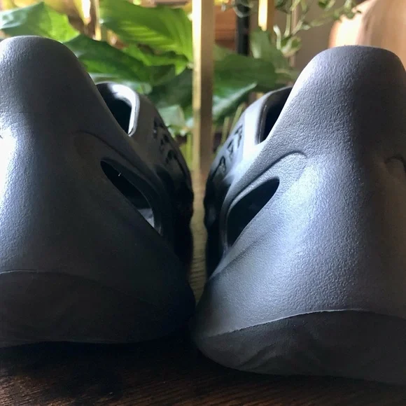 Adidas Yeezy Foam RNR Onyx men’s size 10